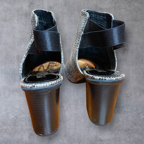 Kenneth Cole Reaction neutral snakeskin Fridah Fly Peep Toe Booties size-6.5 - Picture 3 of 10